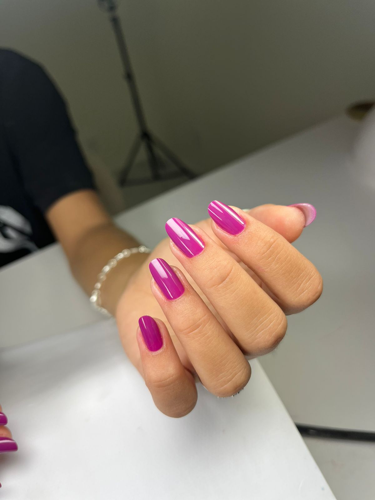 F1: unhas roxas vibrantes